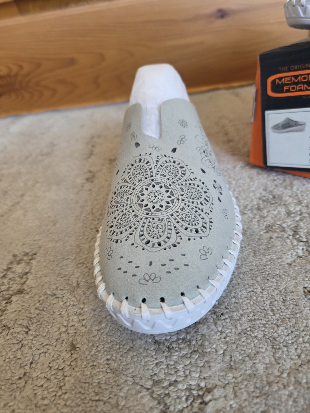 bernie mev. Light Gray Floral Cutout Slip-On, NEW, Sz. 8